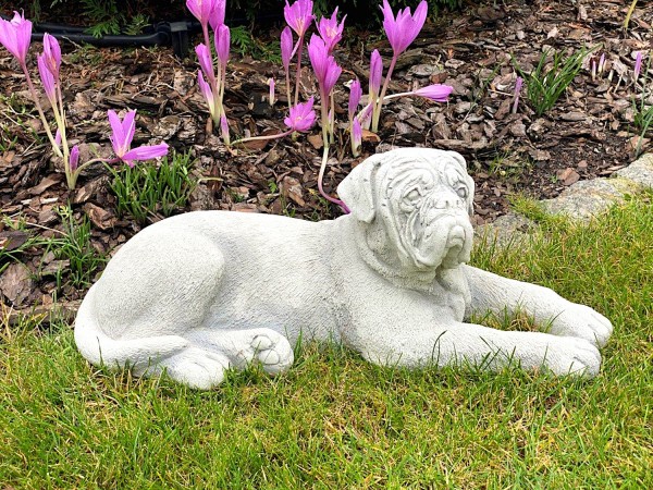 Скульптура Собака лежит