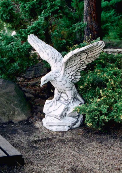 Скульптура Орёл на скале, большой