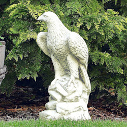 Скульптура Сокол сидит на камне, правый