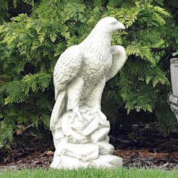 Скульптура Сокол сидит на камне, левый