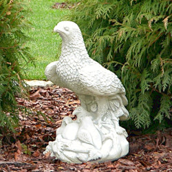 Скульптура Сокол на камне