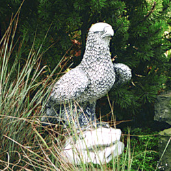 Скульптура Сокол на камне