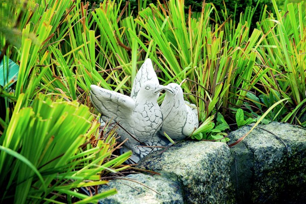 Скульптура Голуби целуются