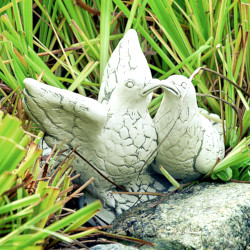 Скульптура Голуби целуются