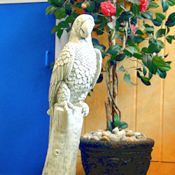 Скульптура Попугай на дереве