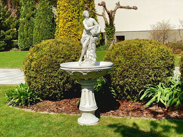 Фонтан  Девушка с кувшином