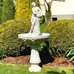 Фонтан  Девушка с кувшином
