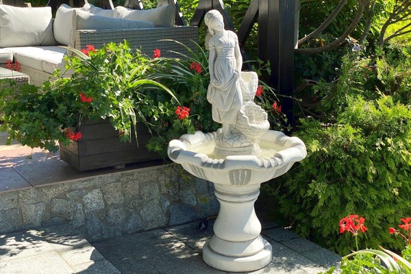 Фонтан Девушка у родника