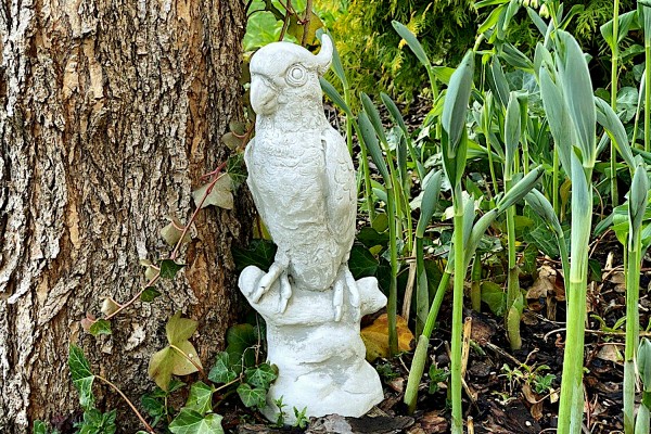 Скульптура  Попугай сидит на ветке