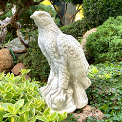 Скульптура  Сокол сидит на камне