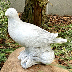 Скульптура  Голубь сидит