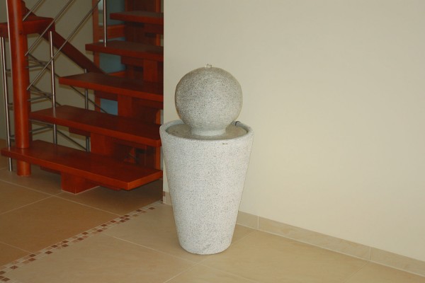 Фонтан декоративный конусный с шаром