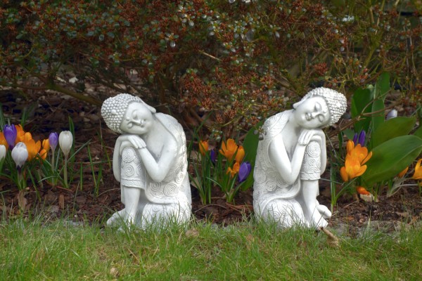 Скульптура Будда спит, склонив голову вправо