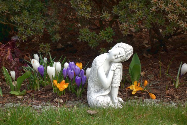 Скульптура Будда спит, склонив голову вправо