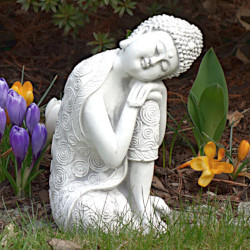 Скульптура Будда спит, склонив голову вправо