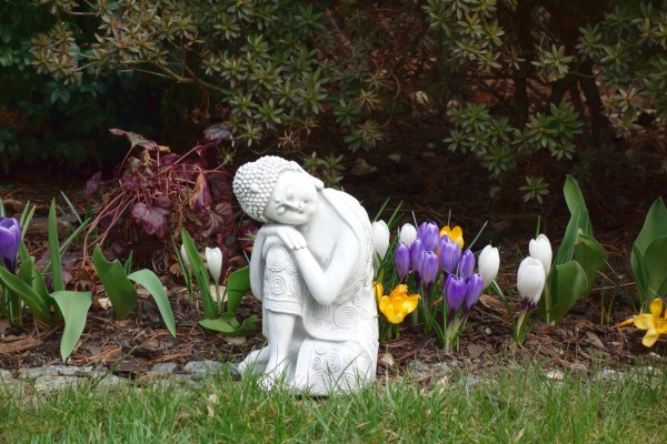 Скульптура Будда спит, склонив голову влево