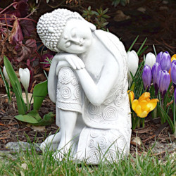 Скульптура Будда спит, склонив голову влево