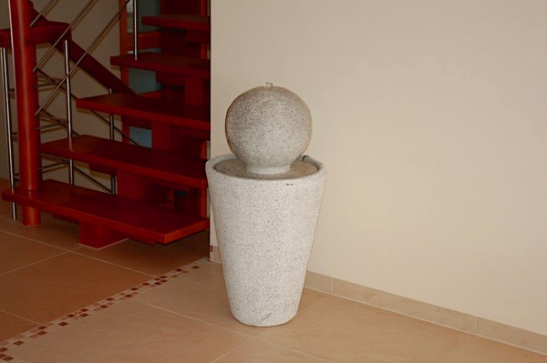 Фонтан декоративный конусный с шаром