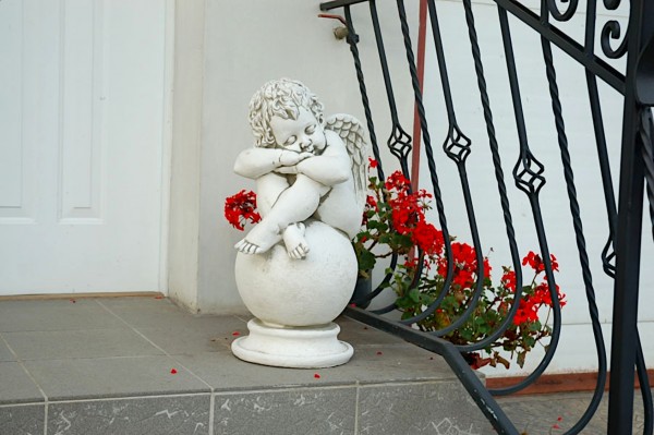 Скульптура классическая Ангел на шаре спящий