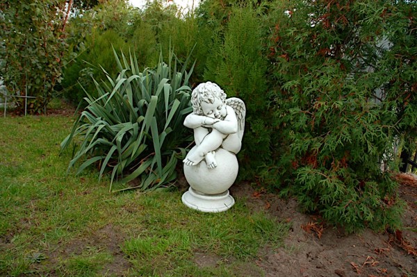 Скульптура классическая Ангел на шаре спящий