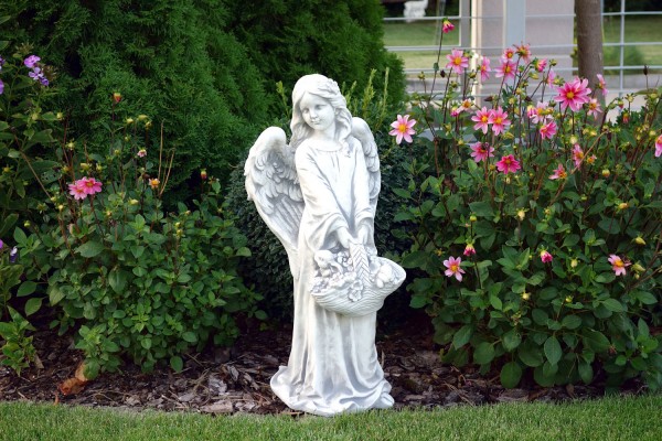 Скульптура Ангел с корзиночкой