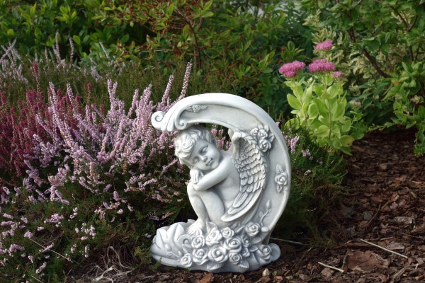 Скульптура Ангел на луне