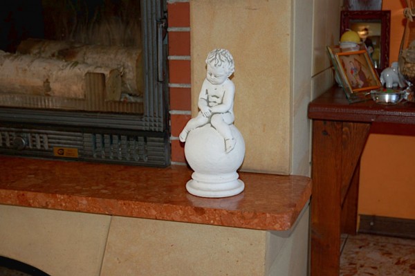 Скульптура Ангел на шаре 2