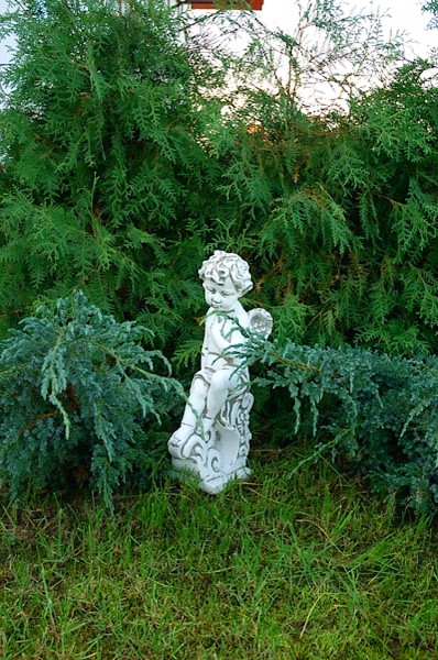 Скульптура ангела Мальчик сидит