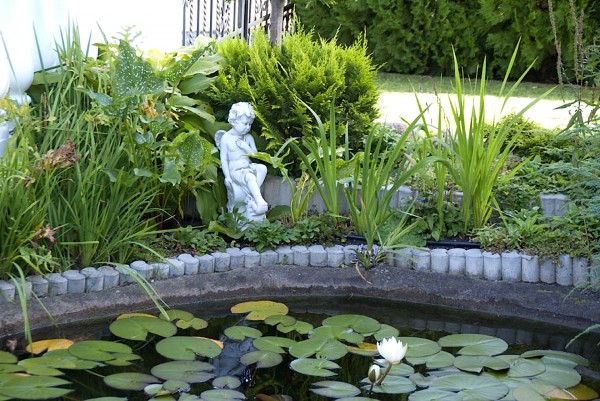 Скульптура ангела Мальчик сидит