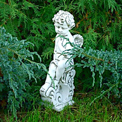 Скульптура ангела Мальчик сидит