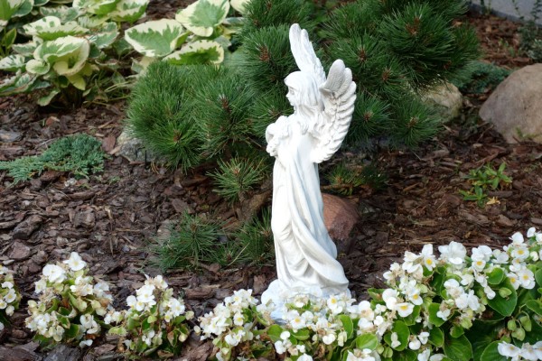 Скульптура ангела Девушка с венком