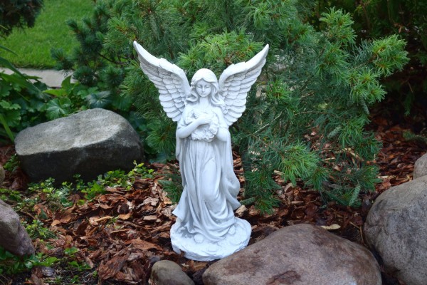Скульптура ангела Девушка с венком