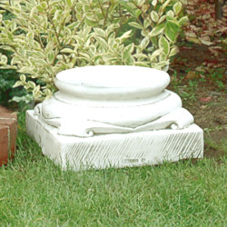 Столб античный, пьедестал