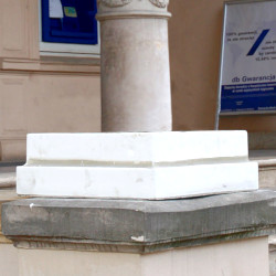 Пьедестал для вазона