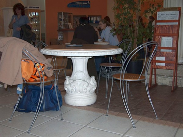 Стол декоративный классический