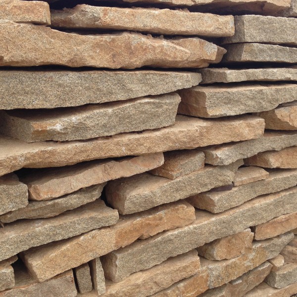 Галтованный плитняк Гранит Режевской 40-60 мм