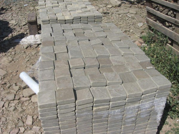 Галтованная брусчатка из Гранита Режевского, размер 200-200 мм, толщина 30-50 мм