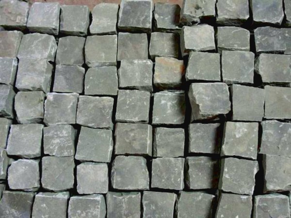 Колотая брусчатка из Песчаника, серо-зеленая, размеры 100-200 мм, толщина 50 мм