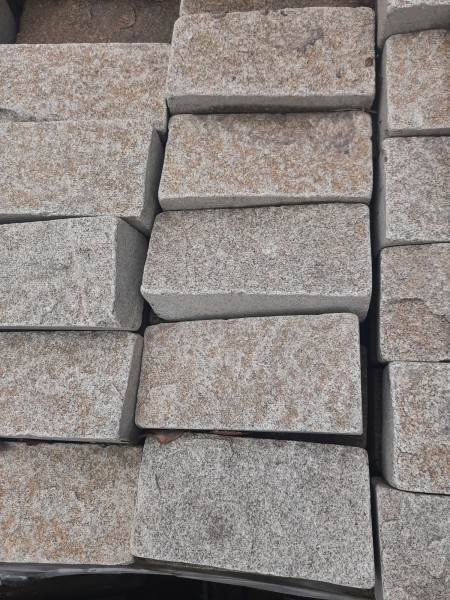 Колотая брусчатка из Лемезита, размер 100-200 мм, толщина 50 мм