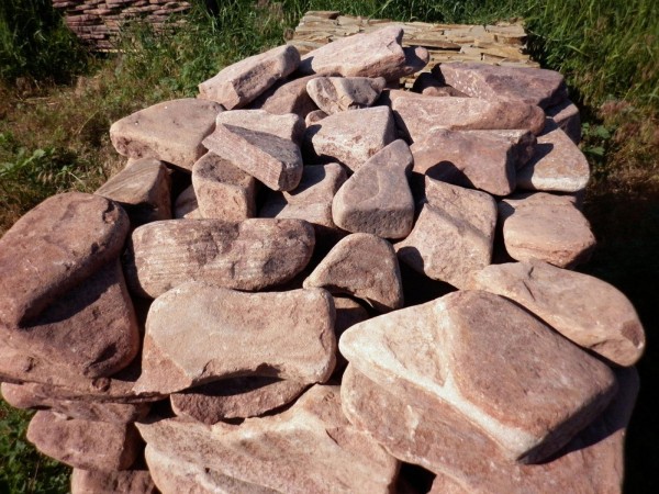 Валун галтованный Бут, малиновый