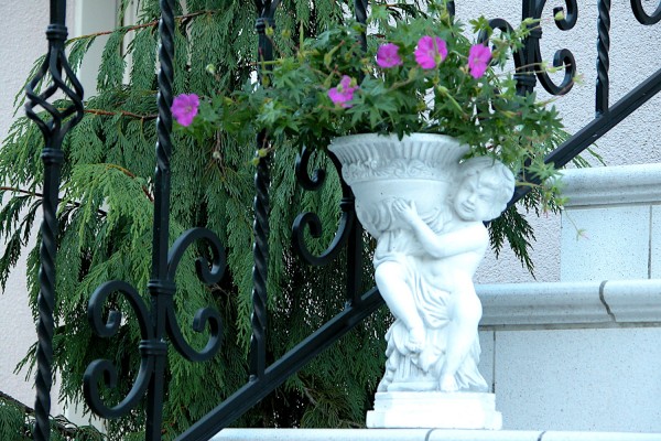 Вазон Мальчик с вазой