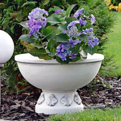 Вазон классический, круглый на ножке с орнаментом