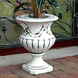 Вазон античный с орнаментом, на ножке