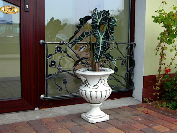 Вазон античный с орнаментом, на ножке