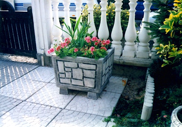 Вазон современный квадратный на 2 ножках