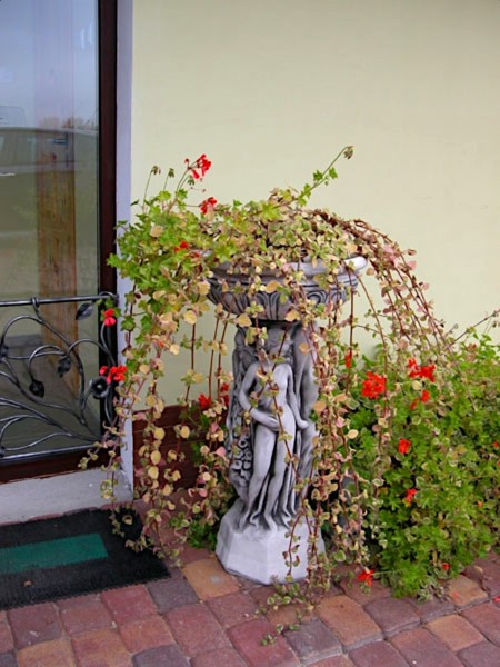 Вазон скульптурный Три грации