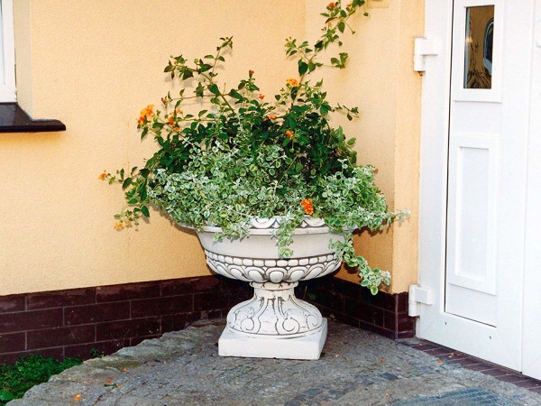 Вазон античный, круглый на ножке