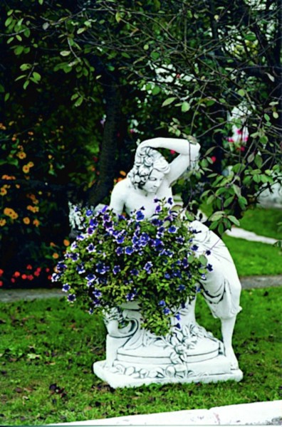 Скульптура античная Девушка сидит на вазе