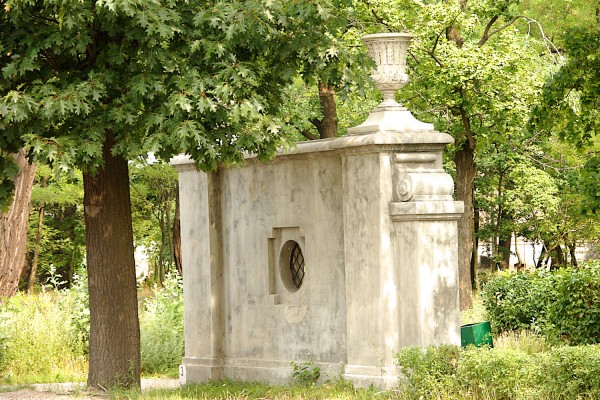 Вазон античный с колосьями