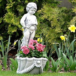 Вазон скульптурный Мальчик на ракушке